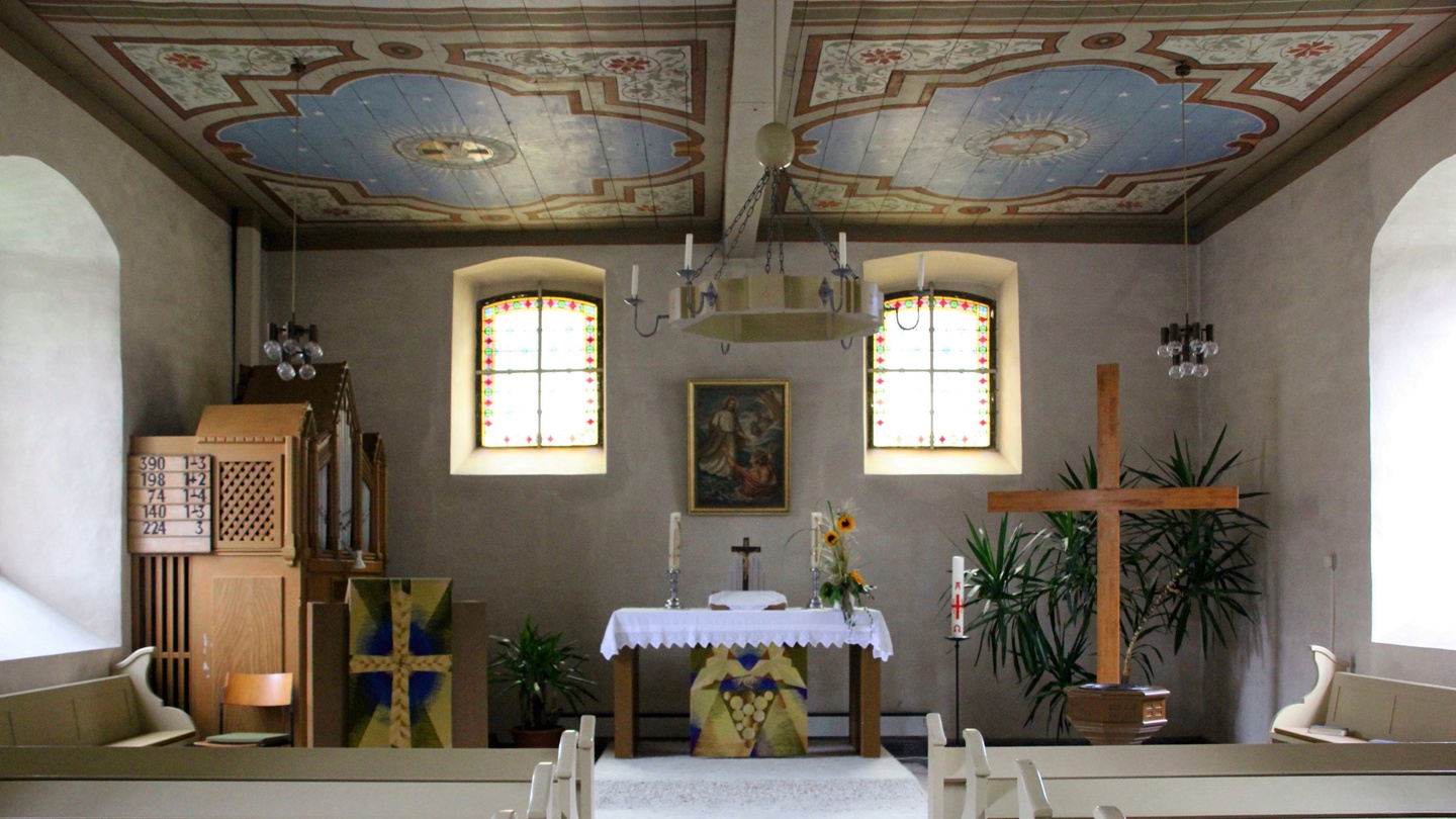 Innenansicht des Altarraums der Radwegekirche St. Markus in Dölme.