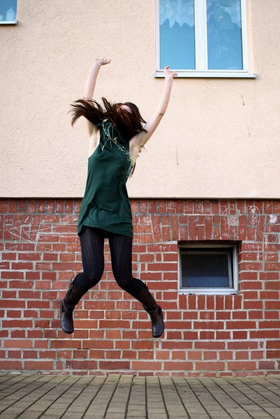 Junge Frau springt in die Luft