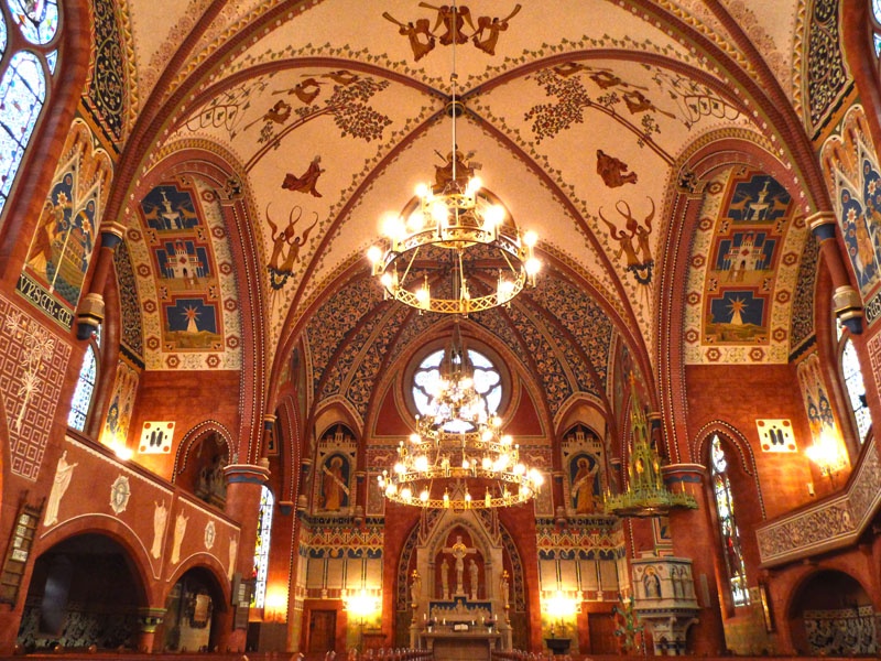 Rot-weiß-blau: Die St. Jakobi-Kirche in Peine (Niedersachsen)