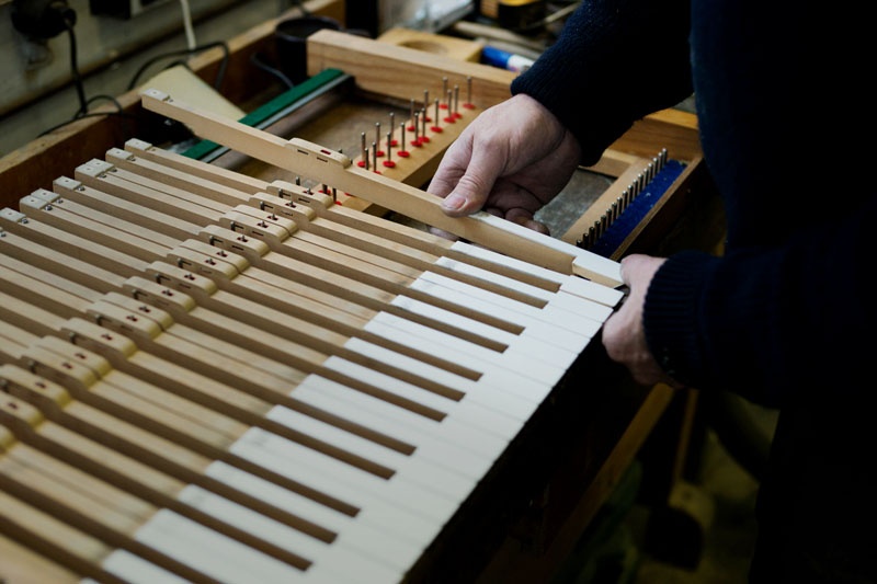 Auch die Klaviatur einer Orgel muss gereinigt werden.