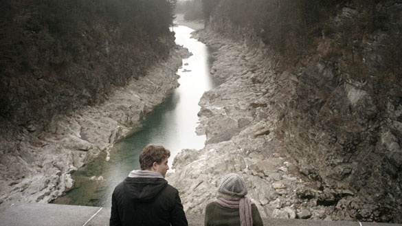Friedrich Mücke und Liv Lisa Fries als Roman und Laura in einer Szene in "Staudamm".