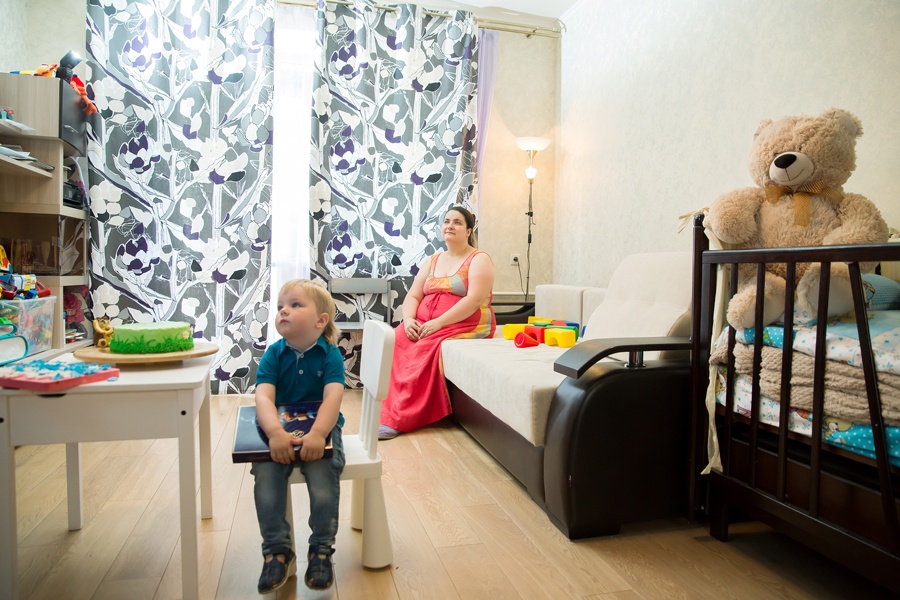 Frau mit Kind in Kinderzimmer