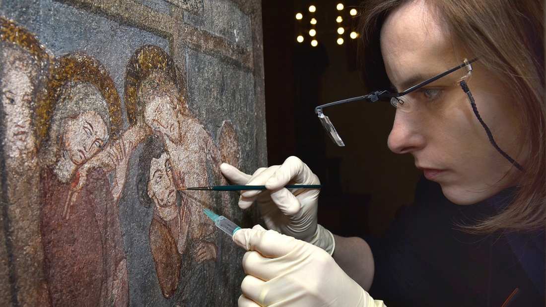Die im Jahr 2015 begonnene Restaurierung seltener gotischer Wandmalereien in der Deutschordenskirche in Frankfurt am Main.