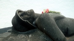 Plastik eines liegenden Soldaten von dem Bildhauer Paul Seiler im Kriegsopfermal auf dem Hauptfriedhof in Frankfurt am Main. 