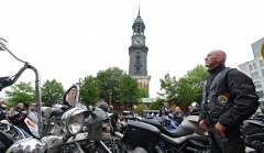 Knapp 30.000 Biker feiern Gottesdienst am Hamburger Michel