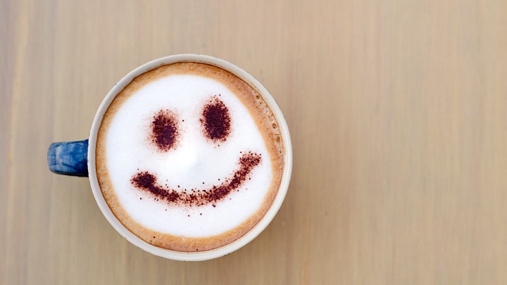 Tasse Kaffe mit Milchschaum und Smiley