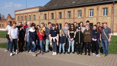 Jugendliche besuchen das KZ Osthofen.