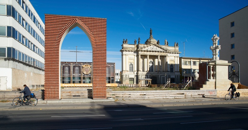 Bogen von der Grundsteinlegung 2005, dahinter eine provisorische Kapelle.