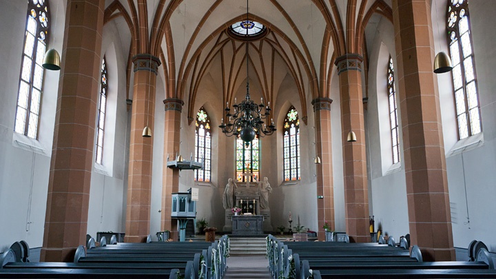 Innenraum der Johanneskirche in Eltville-Erbach, von Süden gesehen.
