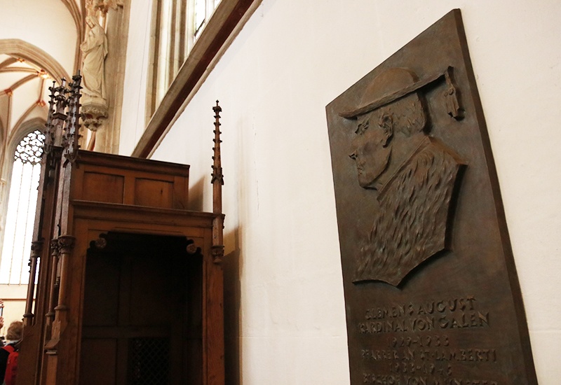 Bronzetafel zur Erinnerung an Bischof van Galen.