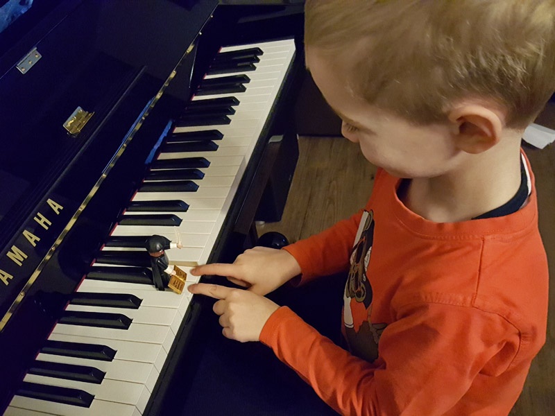 Der Playmobil-Martin-Luther auf dem Klavier.