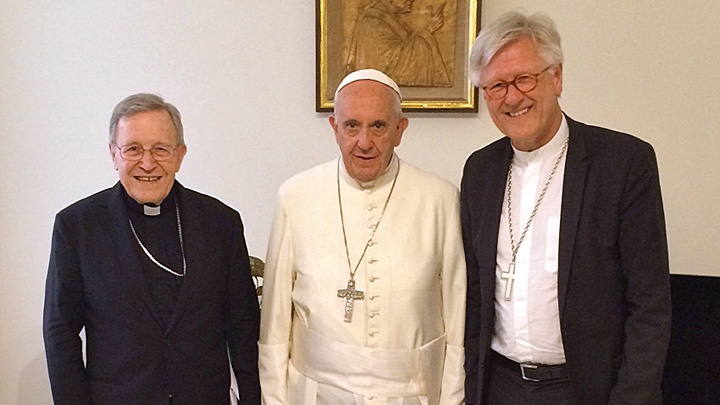 Der Ratsvorsitzende der Evangelischen Kirche in Deutschland (EKD), Heinrich Bedford-Strohm (r.), ist am Donnerstagabend (21.04.16) in Rom von Papst Franziskus (M.) empfangen worden. Links Kurienkardinal em. Walter Kasper, ehemaliger Praesident des Paepstli