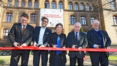 Zur Eröffnungsfeier durchschnitten das rote Band (v.l.): Der Wittenberger Oberbürgermeister Torsten Zugehör, der Geschäftsführer des Vereins Reformationsjubiläum 2017, Ulrich Schneider, die Botschafterin der Evangelischen Kirche in Deutschland (EKD) für da