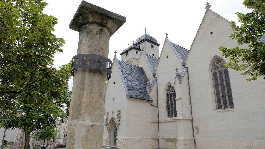 Die Sandsteinsäule vor der Michaeliskirche in Zeitz, erinnert an den Tod von Oskar Brüsewitz 1976.