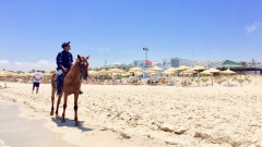 antaoui Bay ist der vermutlich bestbewachteste Touristen-Strand Tunesiens: Zum Strandpersonal jedes Hotels gehören neben den Bademeistern, die auf die Schwimmenden achten, diskret gekleidete Security-Männer in Shorts und T-Shirt. 