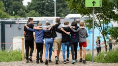Jugendliche des Konfirmanden-Zeltlagers in Wittenberg gehen Arm in Arm über das Gelände.