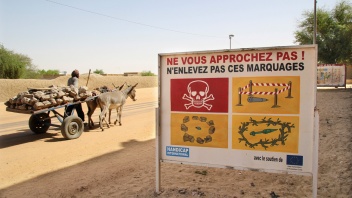 Ein Schild warnt in Timbuktu vor versteckten Granaten und Minen