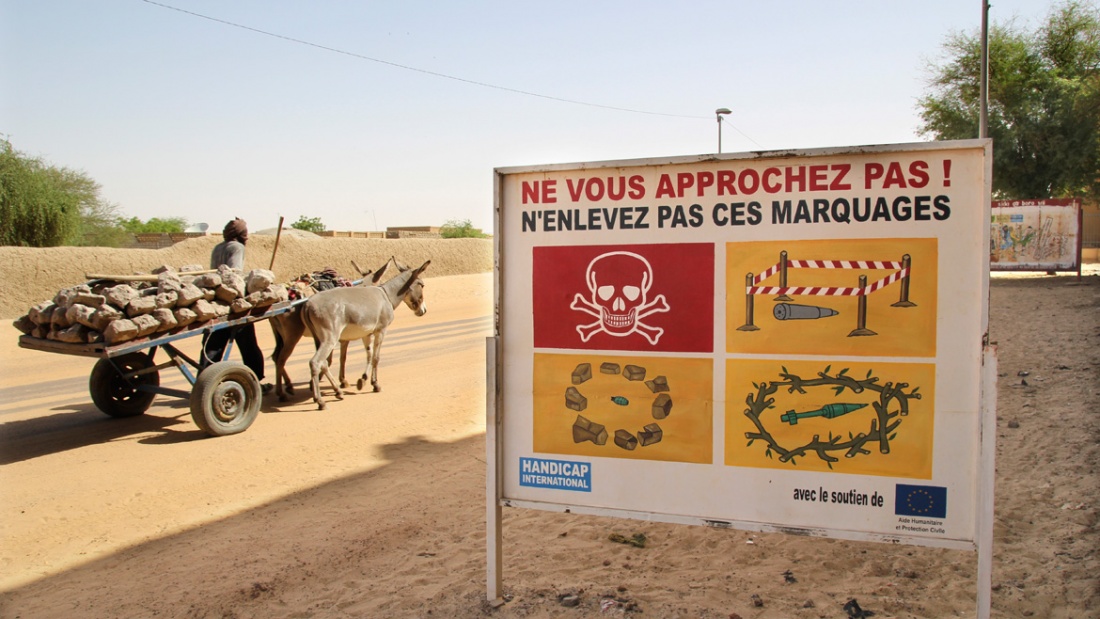 Ein Schild warnt in der Wüstenstadt Timbuktu in Mali vor versteckten Granaten und Minen (Archiv).