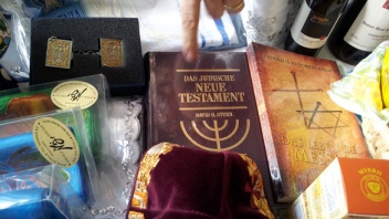 Büchertisch mit einem jüdischen Neuen Testament