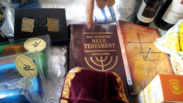 Büchertisch mit einem jüdischen Neuen Testament