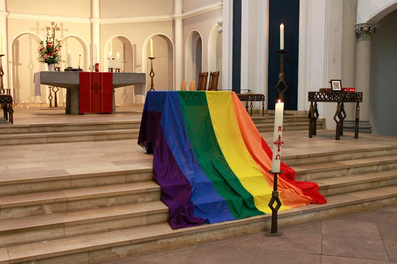 Altar mit Regenbogenflagge verhüllt