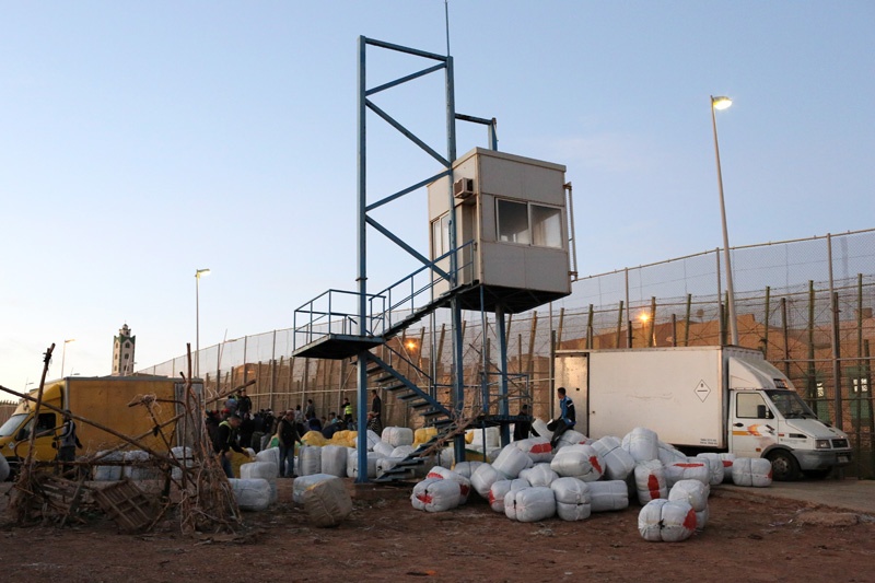 Große Bündel warten am frühen Morgen am Grenzübergang auf die Lastenträger aus der marokkanischen Grenzstadt Nador. 