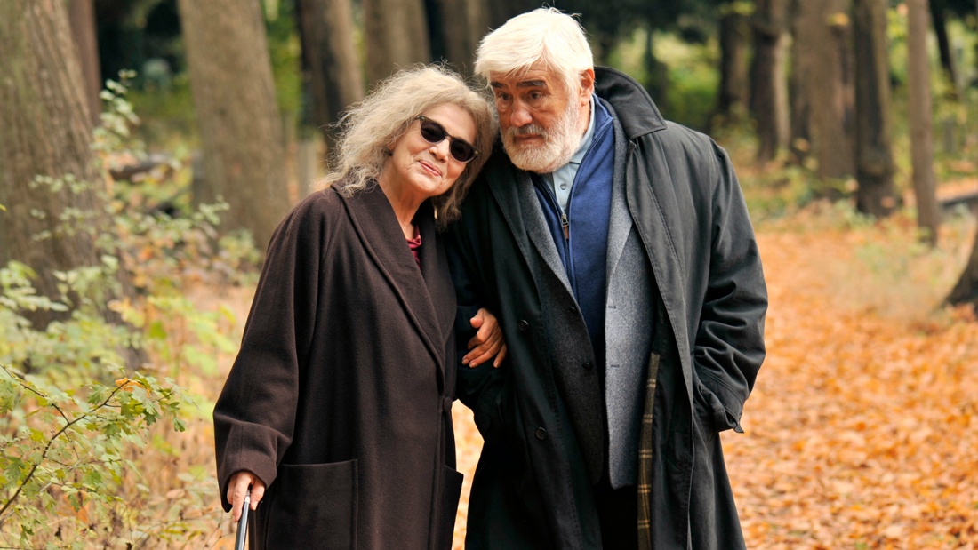 Marcus (Mario Adorf) und Ethel (Hannelore Elsner) beim gemeinsamen Waldspaziergang in "Der letzte Mensch". 