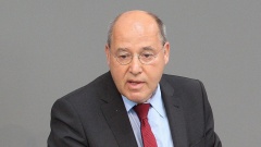 Gregor Gysi ermuntert Kirchen zur Einmischung