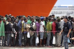 Bootsflüchtlinge im Hafen von Palermo. 