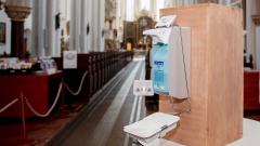 Hygieneregeln vor Gottesdienst in der evangelischen St. Marienkirche in Berlin