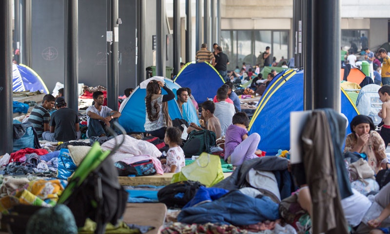 Hunderte Menschen zelten am Bahnhof Budapest Keleti und sind dort der Obdachlosigkeit ausgesetzt. Sie haben sich hier versammelt weil sie Ungarn lediglich durchqueren wollen um in anderen EU-Staaten Asyl zu beantragen.