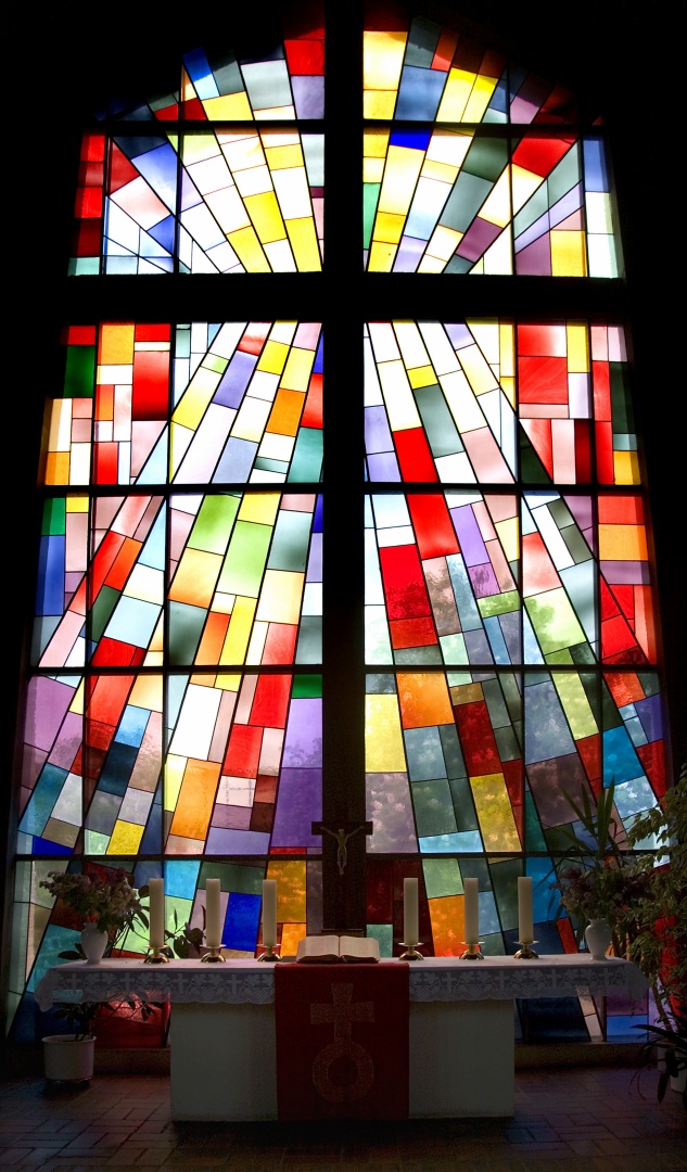 Altarfenster in der Himmelfahrtskirche in Berlin-Gesundbrunnen