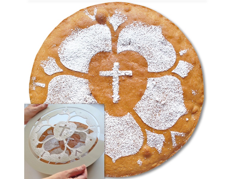 Kuchen mit Lutherrosen-Verzierung