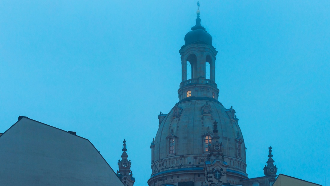 Die Kuppel der Dresdner Frauenkirche im Morgengrauen.