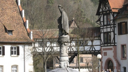 Im Mittelpunkt des Gottesdienstes steht Johannes der Täufer, der als Steinfigur in einem Brunnen in der Mitte des Klosterhofes auf einer Säule steht. Der Gottesdienst findet im Freien rund um den Johannesbrunnen statt.