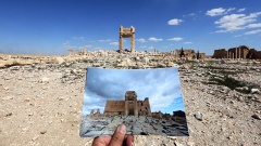 Foto mit antiken Stätten vor kaputten Stätten in Palmyra