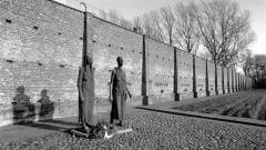Gedenkstätte auf dem Gelände des ehemaligen Frauen-Konzentrationslagers Ravensbrück (Foto 1995).