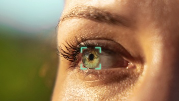 Iris eines Menschen mit futuristischer Erkennungssoftware.