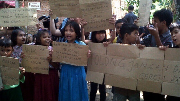 Kinder protestieren gegen den Abriss der Kirche in Bekasi