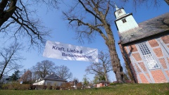 Kirchen hängen Mut machende Plakate auf