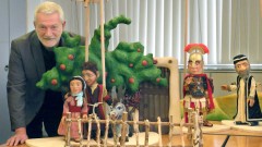 Theaterleiter Klaus Marschall mit den Weihnachtsfiguren