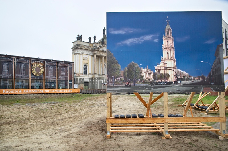 Plakat mit der wiederaufgebauten Kirche.