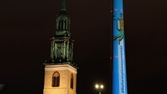 Eine riesige Filmprojektion auf dem Berliner Fernsehturm markiert den Auftakt der Kampagne zum Reformationsjubiläum 2017 (Foto, neben dem Fernsehturm der Turm der Marienkirche).