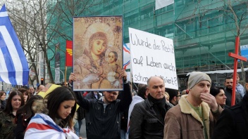 Jesiden und Christen aus Syrien und dem Irak demonstrieren in der Mainzer Innenstadt gegen die Verfolgung und Tötung ihrer Landsleute.