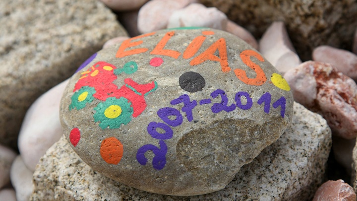 Bemalte und beschriftete Steine erinnern an Kinder, die ihr Leben im Kinderhospiz Bärenherz in Wiesbaden beschlossen haben. 