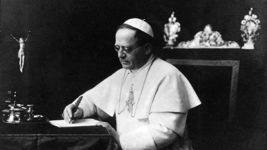 Papst Pius XI. am Schreibtisch.