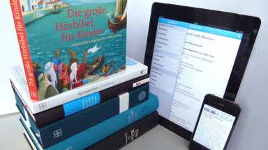 Verschiedene Ausgaben der Bibel von der Deutschen Bibelgesellschaft.