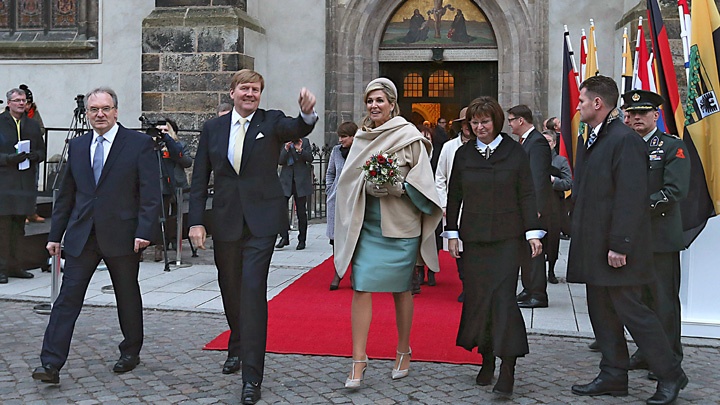 Das niederländische Königspaar Willem-Alexander und Maxima beim Verlassen der Schlosskirche vor der Thesentür in Wittenebrg.