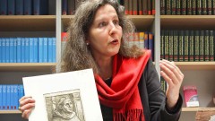 Kunsthistorikerin Maria Lucia Weigel mit einem Porträt von Martin Luther