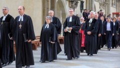 Nach zehnjaehriger Amtszeit ist die Landesbischoefin der Evangelischen Kirche in Mitteldeutschland (EKM), Ilse Junkermann, am Samstag (06.07.19) in einem Festgottesdienst im Magdeburger Dom entpflichtet worden. (Foto: Auszug nach dem Gottesdienst, Leitende